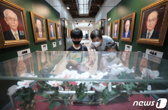 서대문형무소에 걸린 생존 애국지사 초상화