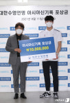 아시아신기록 포상금 받는 황선우