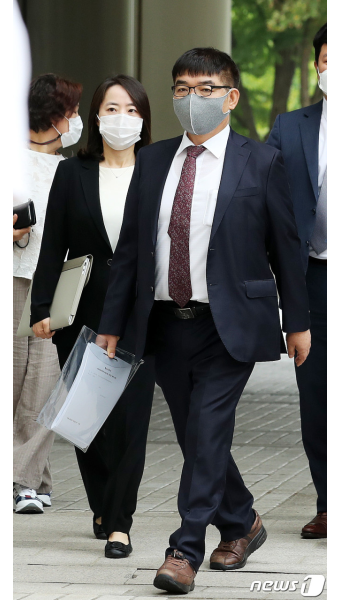 법정으로 향하는 정경심 변호인