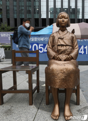 일본군 '위안부' 피해자 기림일 앞두고 자리지키는 소녀상