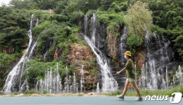 무더위 식혀주는 폭포