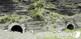 해뜨는 성산일출봉 요새화한 일본군…제주에 동굴진지 448개