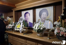 김대중 생가 추모관의 이희호 여사와 김 전 대통령