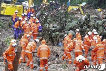 폭우 진흙더미서 실종자 수색하는 日 구조대원들