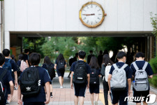 코로나19 비상 속 초중고 속속 개학…학부모는 근심 가득