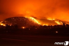 온 산 불 태우는 캘리포니아 산불