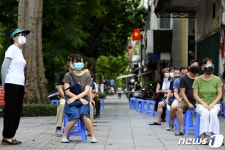 코로나 면봉 검사 대기하는 베트남인들