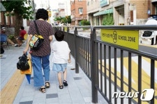 동대문구 군자초 횡단보도 건널 땐 스마트폰 화면이 안보이네