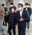 김동연 전 부총리, 충북 음성 꽃동네낙원묘지 방문