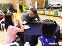 학생들과 대화하는 조희연 교육감