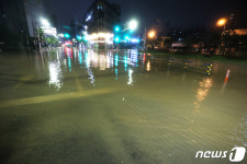 흙탕물로 덮인 거리