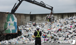 재활용 쓰레기 치우는 수원시 자원순환센터 관계자