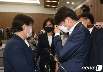 윤희숙 의원직 사퇴에 눈물 훔치는 이준석