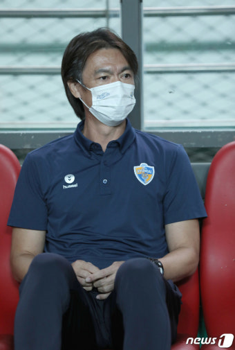 그라운드 바라보는 홍명보 감독
