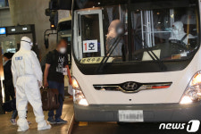 버스 타는 아프간 특별기여자