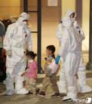 안심하고 임시 숙소로 들어가는 아프간 특별기여자들