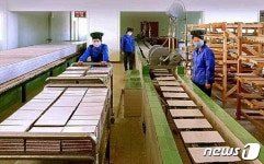 함경남도 수해 복구 현장에 지원되는 건재…성천강타일공장에서