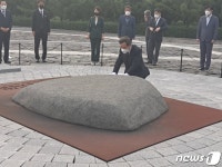 봉하 너럭바위에 두손 얹은 이낙연 지혜와 용기를 주소서