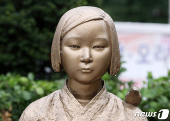 베를린 평화의소녀상 1년 연장, 빗물 흐르는 소녀상