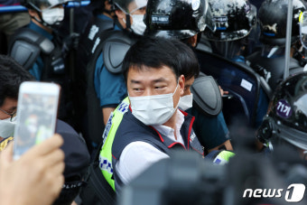 민주노총 회원들 바라보는 양경수 위원장