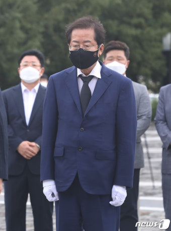 봉하마을 찾은 홍준표