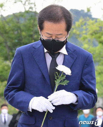 봉하마을 방문한 홍준표