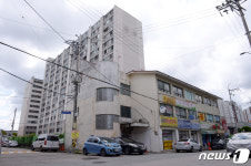 한산한 광주 광산구 집단감염 아파트 일대