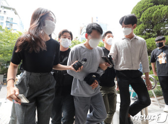남부지법 출석하는 '일본도 아내 살해' A씨