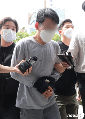 영장심사 출석하는 '일본도 아내 살해' A씨