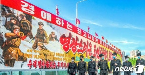 대대적 선전선동 진행되는 북한 보통강 주택구 건설장