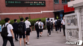 전국 학교 등교 확대, 교문들어서는 학생들