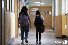 오늘부터 수도권 학교 3분의 2 이상 등교