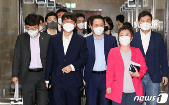 최고위원회의 입장하는 이준석 대표