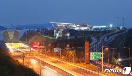 가덕도-거제도 잇는 거가대로 휴게소 오션블루 휴게소로 새단장