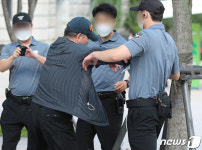 제지하는 청원경찰 밀치는 보수단체 회원