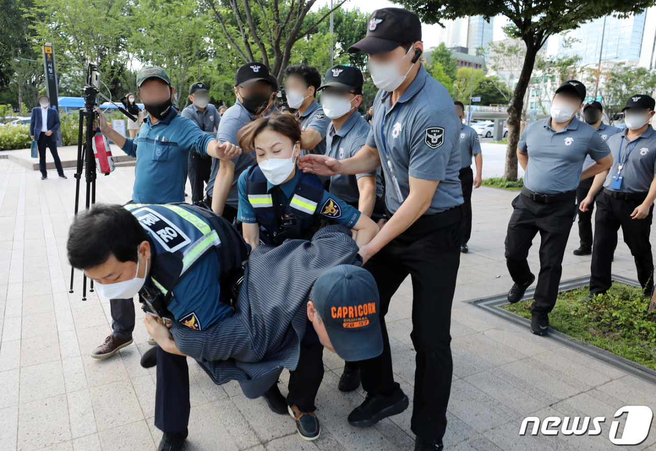 경호처 직원 술에 취해 동료 폭행 혐의로 체포, 공무집행방해 부인