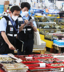 추석 앞두고 원산지 단속 나온 국립수산물품질관리원 관계자들