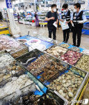 추석 앞두고 원산지 단속 나온 국립수산물품질관리원 관계자들