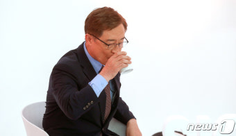 물 마시는 최재형 후보