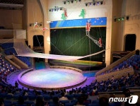 북한의 교예단 공연…정권수립기념일 맞아 경축 행사