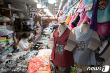 발길 뚝 끊긴 한복매장