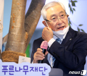 축사하는 김종기 설립자