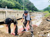하천 복구작업하는 육군 50사단 장병들