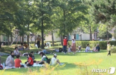 부산 거리두기 3단계 첫 주말…화창한 날씨에 공원 나들이객들 북적