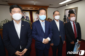 박정희 전 대통령 참배 마친 홍준표