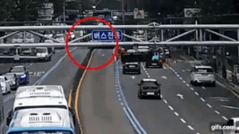 부산 86세 여성 중앙분리대 돌진…반대 차선 연쇄충돌 9명 부상[영상]