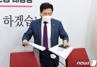 긴급 기자간담회 참석하는 김기현 원내대표