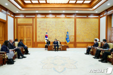 호주 외교·국방장관 접견하는 문재인 대통령