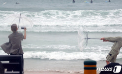 거센 바람에 뒤집히는 우산