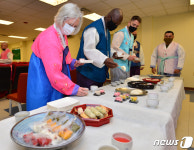 한국 전통음식 체험하는 미해병대